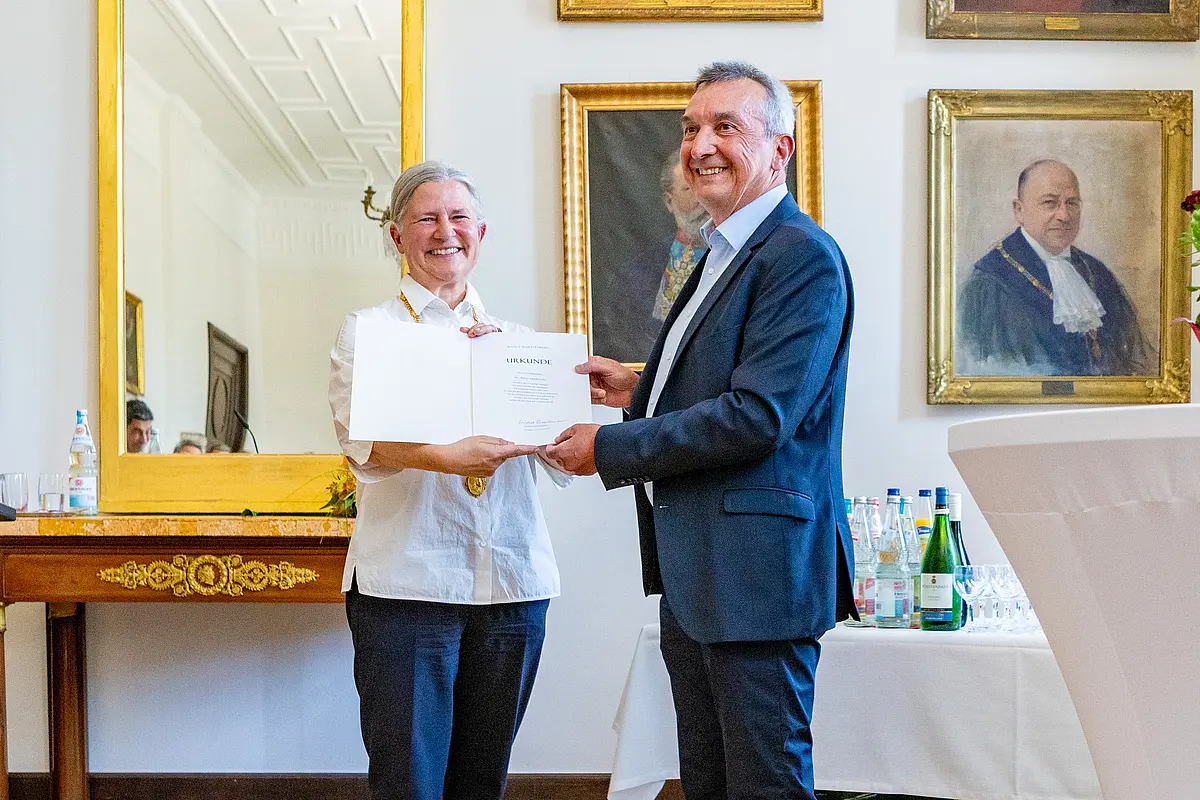 Professorin Dr. Dr. h.c. (Dōshisha) Karla Pollmann, Rektorin der Universität Tübingen, verabschiedet Professor Peter Grathwohl als Prorektor für Forschung, Innovation und Transfer.