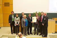 Von links nach rechts: Nikolas Hagemann und Elisa Semmler von der Studierendenintiative Greening the University, Rektor Professor Dr. Bernd Engler, die baden-württembergische Wissenschaftsministerin Theresia Bauer, Christian O. Erbe, Präsident der Indus
