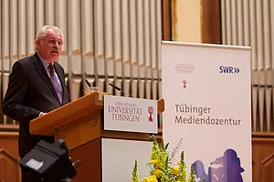 Ulrich Deppendorf sprach bei der 10. Tübinger Mediendozentur an der Universität Tübingen über das Verhältnis von Journalismus und Politik.