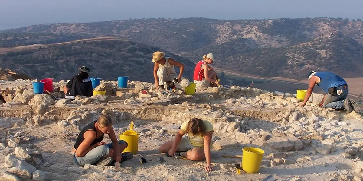 Archäologische Ausgrabung auf dem Königshügel, einer bronzezeitlichen Höhensiedlung in Kaleburnu, Zypern.