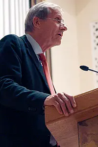 Journalismus als Aufklärung: Der ehemalige Tagesthemen-Moderator Ulrich Wickert beim Vortrag im Festsaal der Universität. Foto: Julia Escher