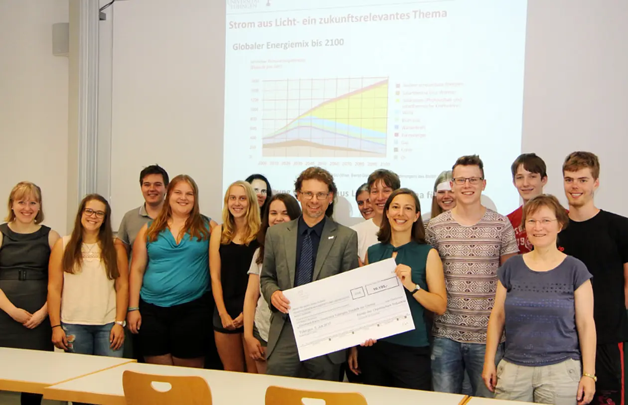 Prof. Claudia Bohrmann-Linde, die Schüler des Kepler Gymnasiums und die weiteren Beteiligten des Projektes freuen sich über die Förderung durch den FCI. Foto:ChemieBW