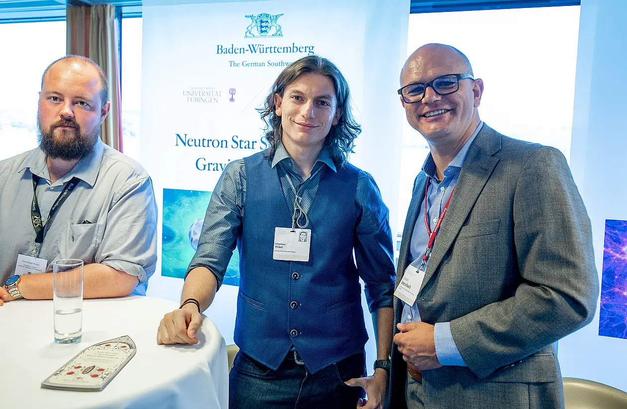 Dr. Arthur G. Suvorov (links) und Doktorand Sebastian H. Völkel (mittig) im Gespräch mit  Ministerialdirektor Ulrich Steinbach (rechts). 