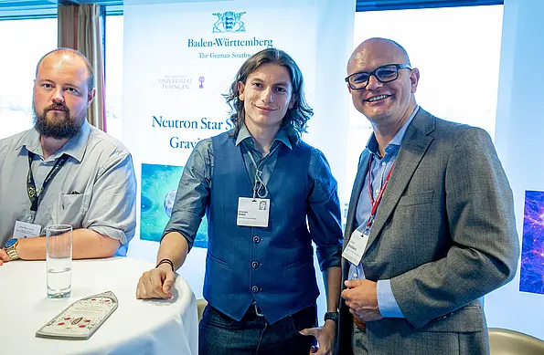 Dr. Arthur G. Suvorov (links) und Doktorand Sebastian H. Völkel (mittig) im Gespräch mit Ministerialdirektor Ulrich Steinbach (rechts). 