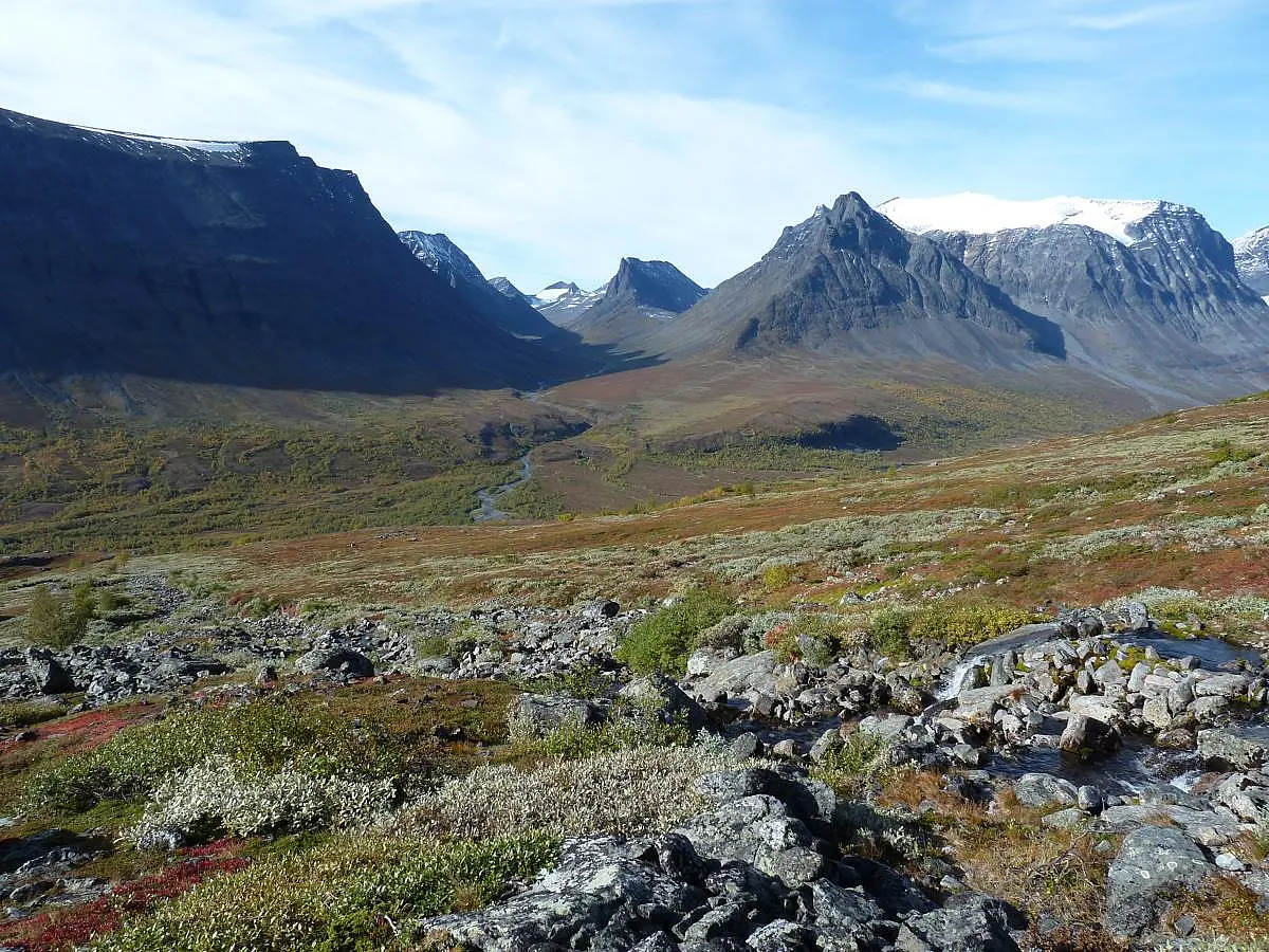 Landschaftsaufnahme: Blick übers Fjäll mit schneebedeckten Bergen im Hintergrund