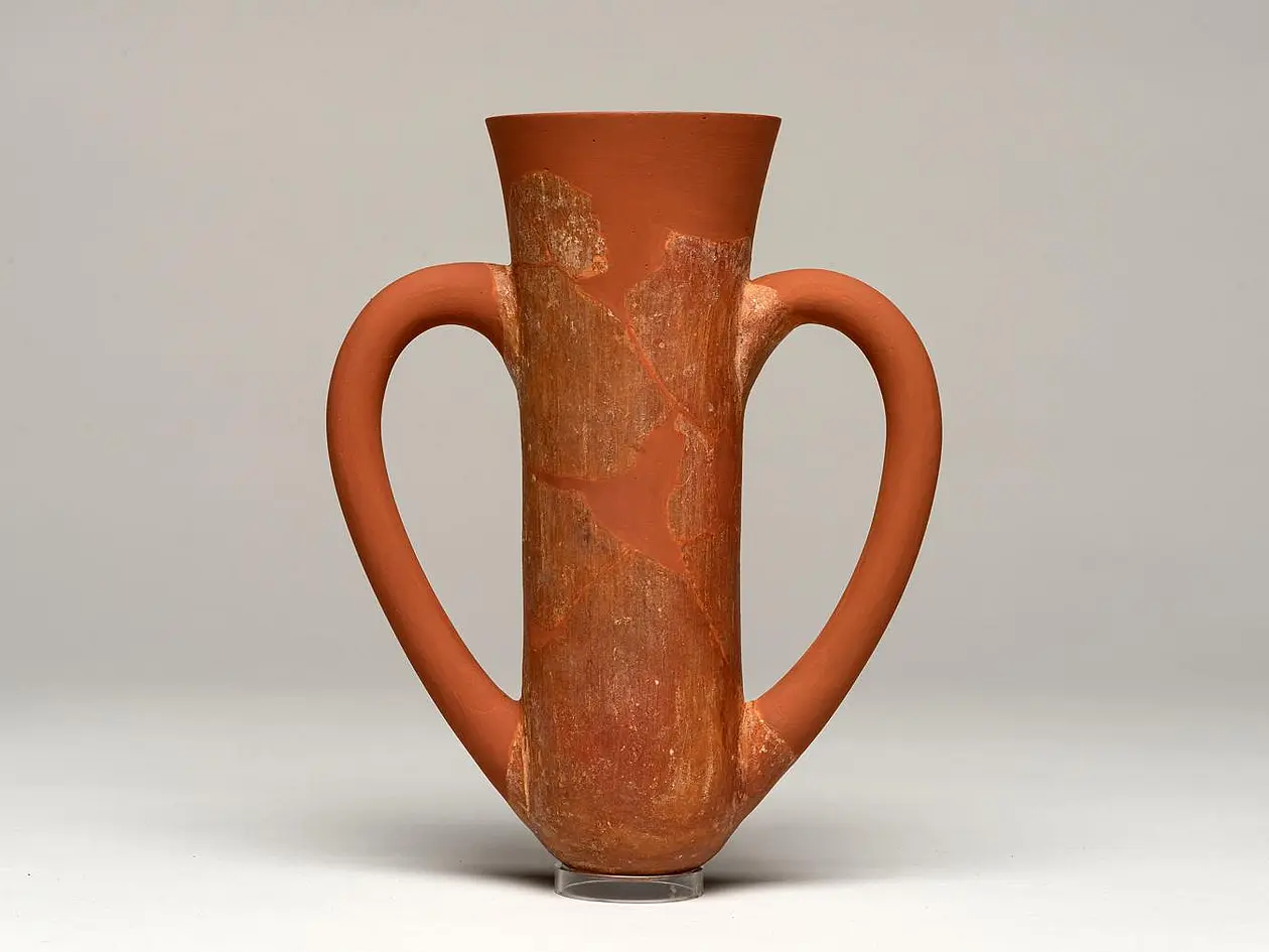 Becher aus Ton mit zwei Henkeln