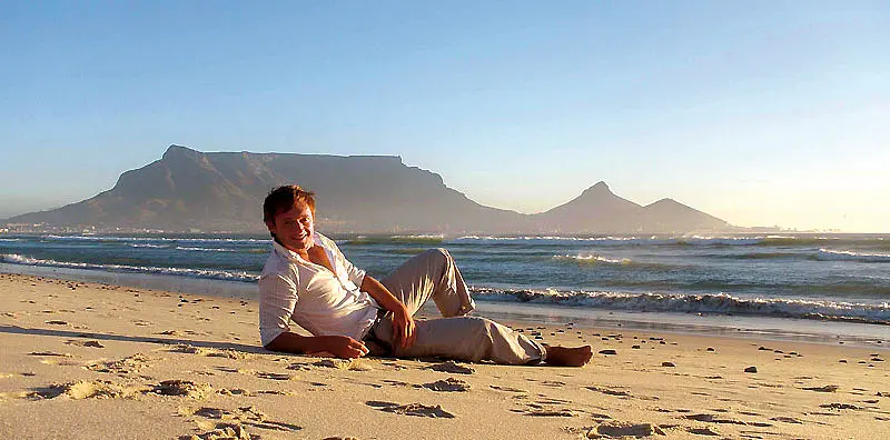 Rundum zufrieden mit seinem Auslandsstudium: Florian Hage am Strand der Table Bay in Kapstadt.