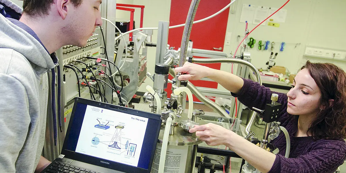 Studierende im physikalischen Labor