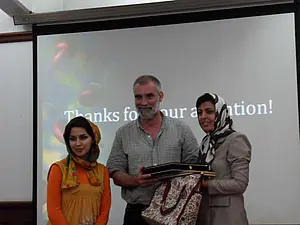 Professor Dr. Hermann Schlüsener mit zwei Teilnehmerinnen der Summer School aus dem Iran. Foto: Michael Slupina