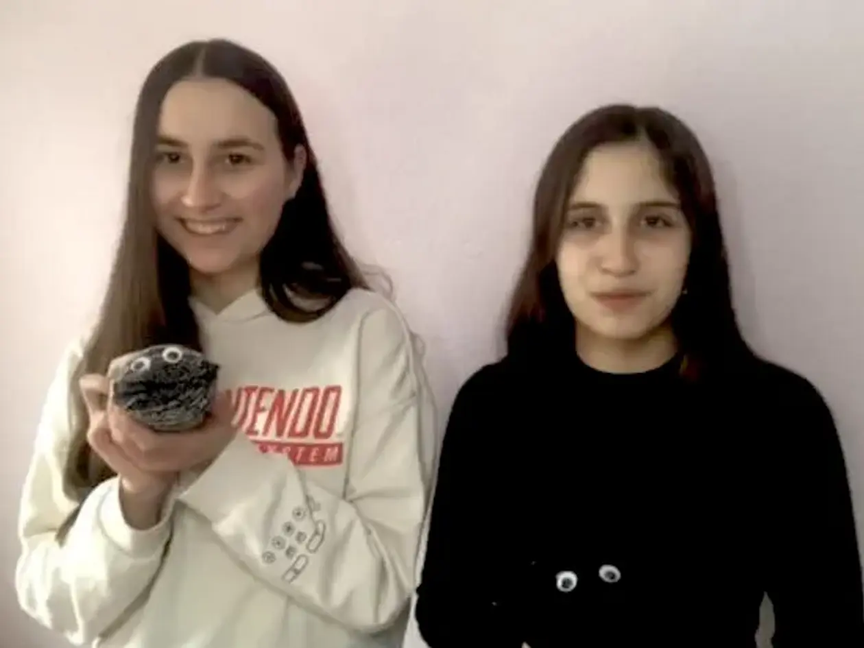 Aleyna Murat and Burcu Karakum, students of the high-school Otto-Hahn in Nagold