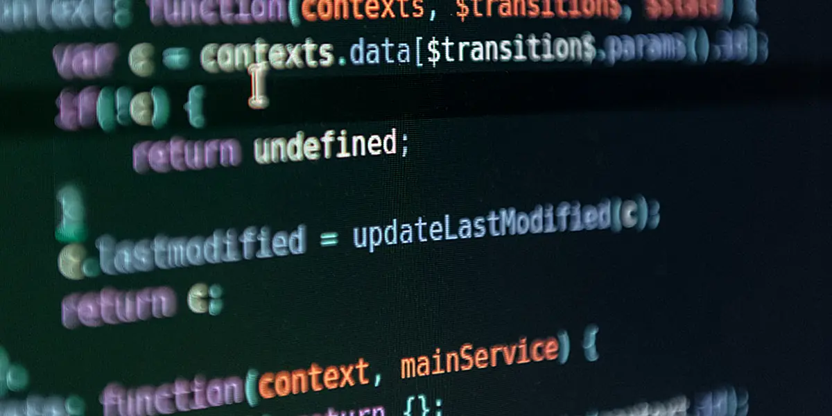 Mehrere Zeilen Code-Text auf einem schwarzen Computerbildschirm. 