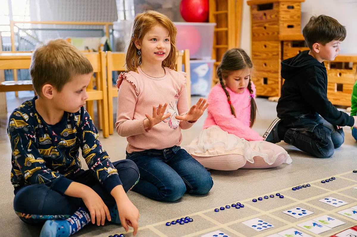 Alle Sinne helfen beim Zählen: Kinder fühlen, sehen und hören Zahlen im Forschungsprojekt „Zählen und Finger“.