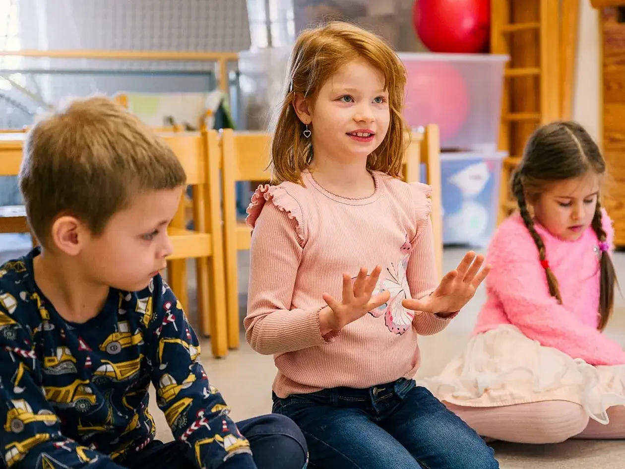 Alle Sinne helfen beim Zählen: Kinder fühlen, sehen und hören Zahlen im Forschungsprojekt „Zählen und Finger“.