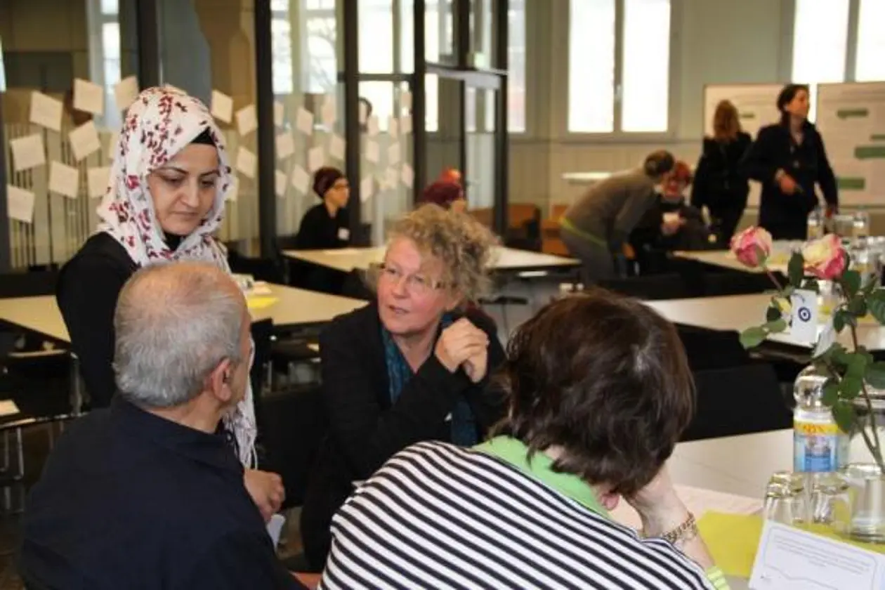 Die Projektleiterin Dr. Andrea Kronenthaler (rechts) bei der Abschlussveranstaltung für die Interviewpartnerinnen und -partner des Projekts.