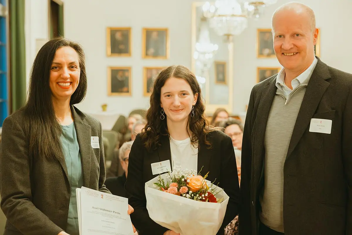 Professorin Dr. Monika Gehde-Trapp (Fachbereichssprecherin Wirtschaftswissenschaft und Vorstandsvorsitzende der Friedrich-List-Stiftung), Leni Carlotta Stolle, Bruno Schick (v.l.n.r.). 