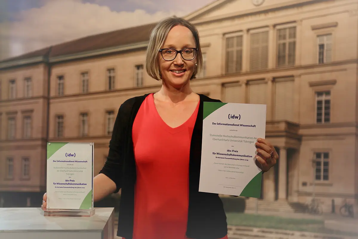Preisverleihung im TV-Studio des Tübinger Zentrums für Medienkompetenz: Antje Karbe von der Hochschulkommunikation nimmt den idw-Preis für die Beste Pressemitteilung des Jahres 2019 entgegen.