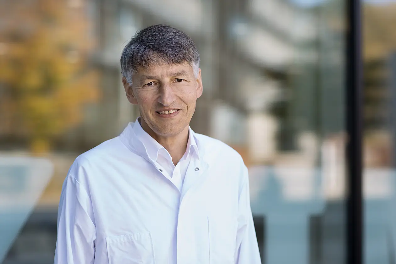 Portraitfoto von Professor Dr. Ludger Schöls 