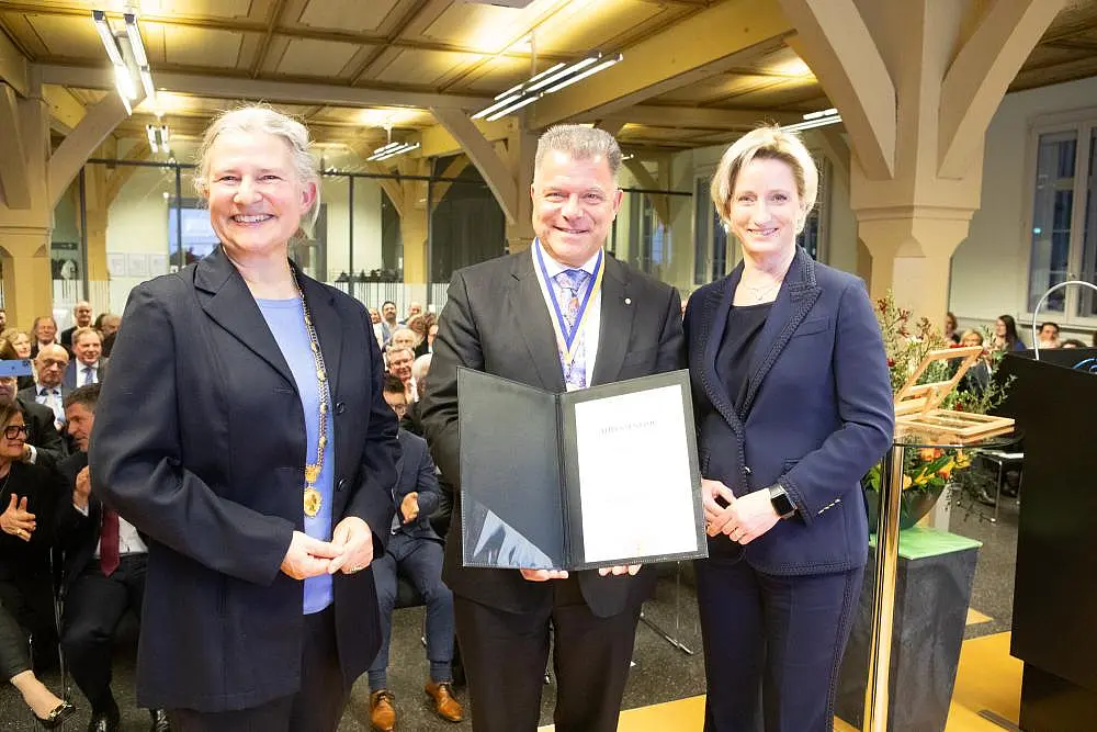 Gruppenbild mit Rektorin Prof. Dr. Dr. h.c. (Dōshisha) Karla Pollmann, Christian O. Erbe und Dr. Nicole Hoffmeister-Kraut. Christian O. Erbe steht in der Mitte und hält die Urkunde zur Ehrensenatorenwürde in den Händen. 