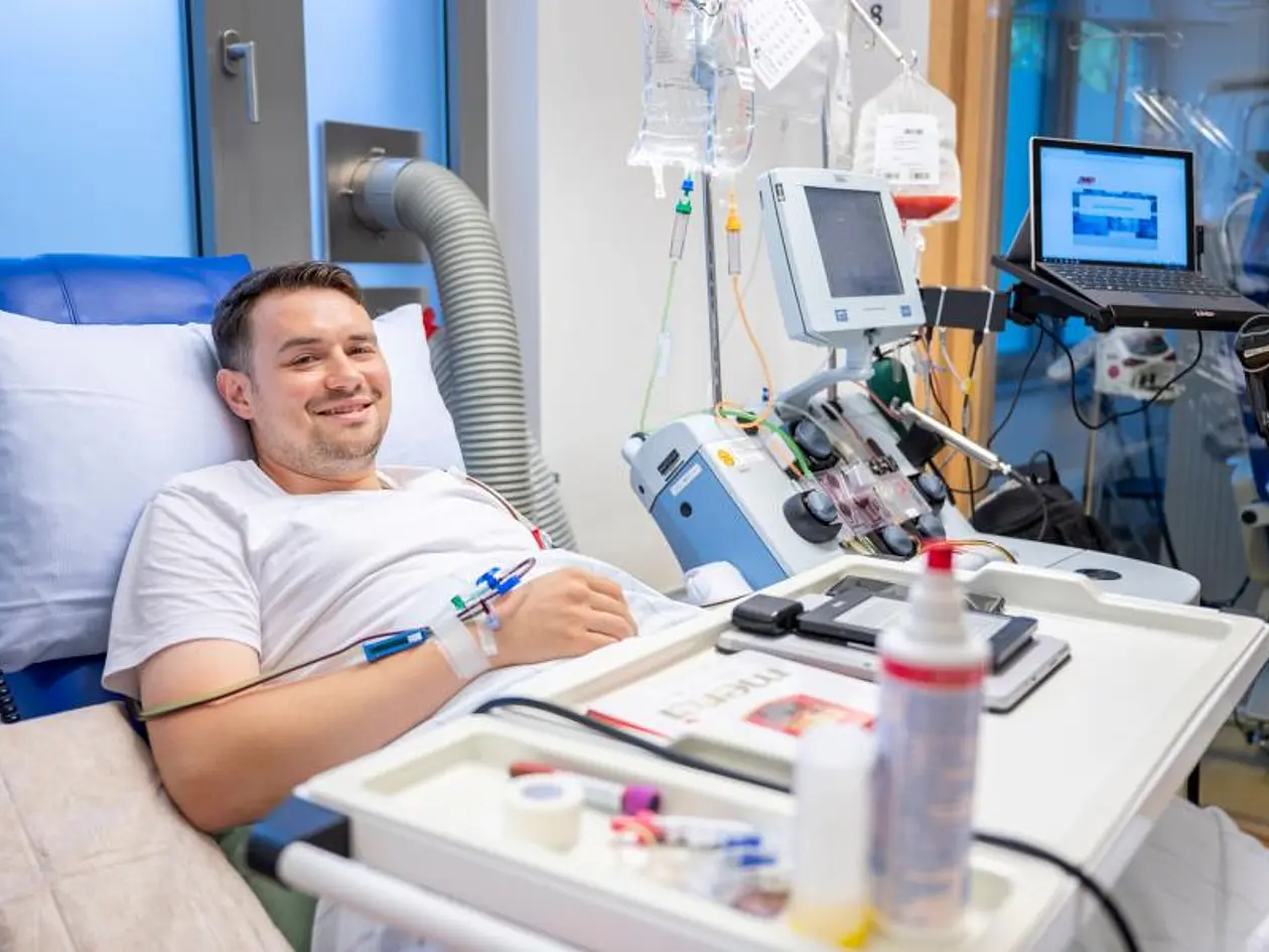 Das Bild zeigt einen jungen Mann in einem Krankenhausbett, dem über einen Zugang Stammzellen entnommen werden.