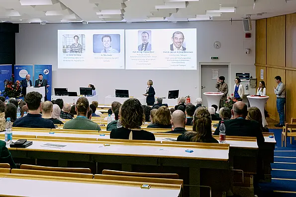 Festakt zum Jubiläum, moderiert von Prof. Dr. Daniela Thorwarth (Mitte). Links im Bild: Die Gründungsstudiendekane Prof. em. Dr. Peter Rodemann und Prof. Dr. Thomas Maier. Rechts im Bild: Die Teilnehmer:innen der Podiumsdiskussion (von rechts nach links) Dr. Katrin Sternberg, Chief Technology Officer, SIS Medical, Ann-Kristin Scheibe, Philips Medizinsysteme Böblingen Carla Sailer, brainlab und Dr. Max Riedel, Head of ZEISS Innovation Hub @ KIT.