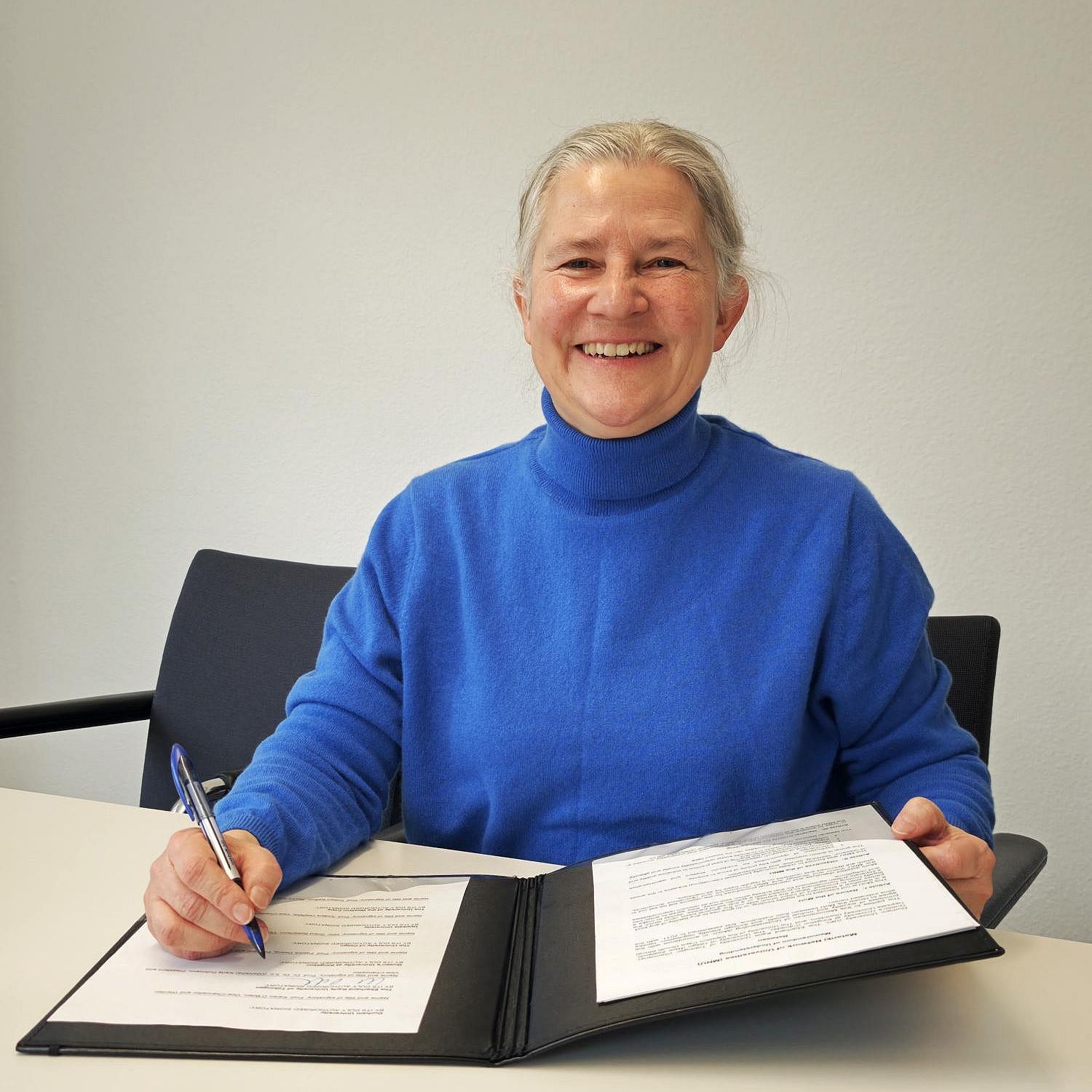 Karla Pollmann mit Unterschriftsmappe