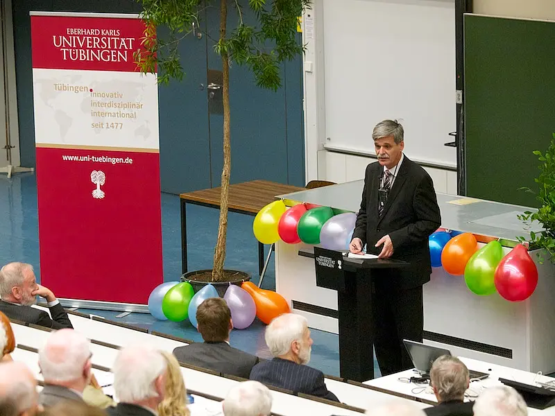Rektor Professor Dr. Dr. h. c. Bernd Engler betonte in seiner Ansprache die erfolgreiche Forschungsarbeit und die umfangreichen Drittmitteleinwerbungen sowie die internationale und interdisziplinäre Ausrichtung der Mathematisch-Naturwissenschaftlichen Fa