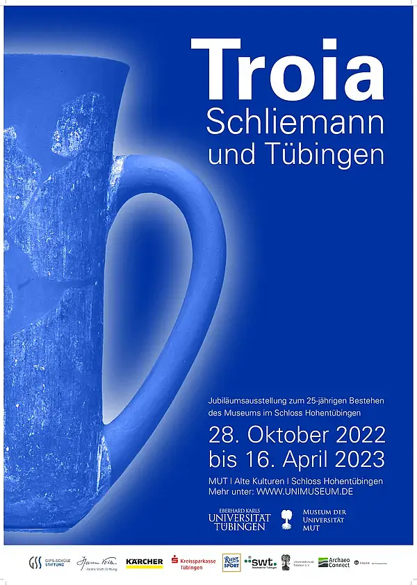 Blauer Ausstellungsflyer, auf dem ein halber Krug abgebildet ist