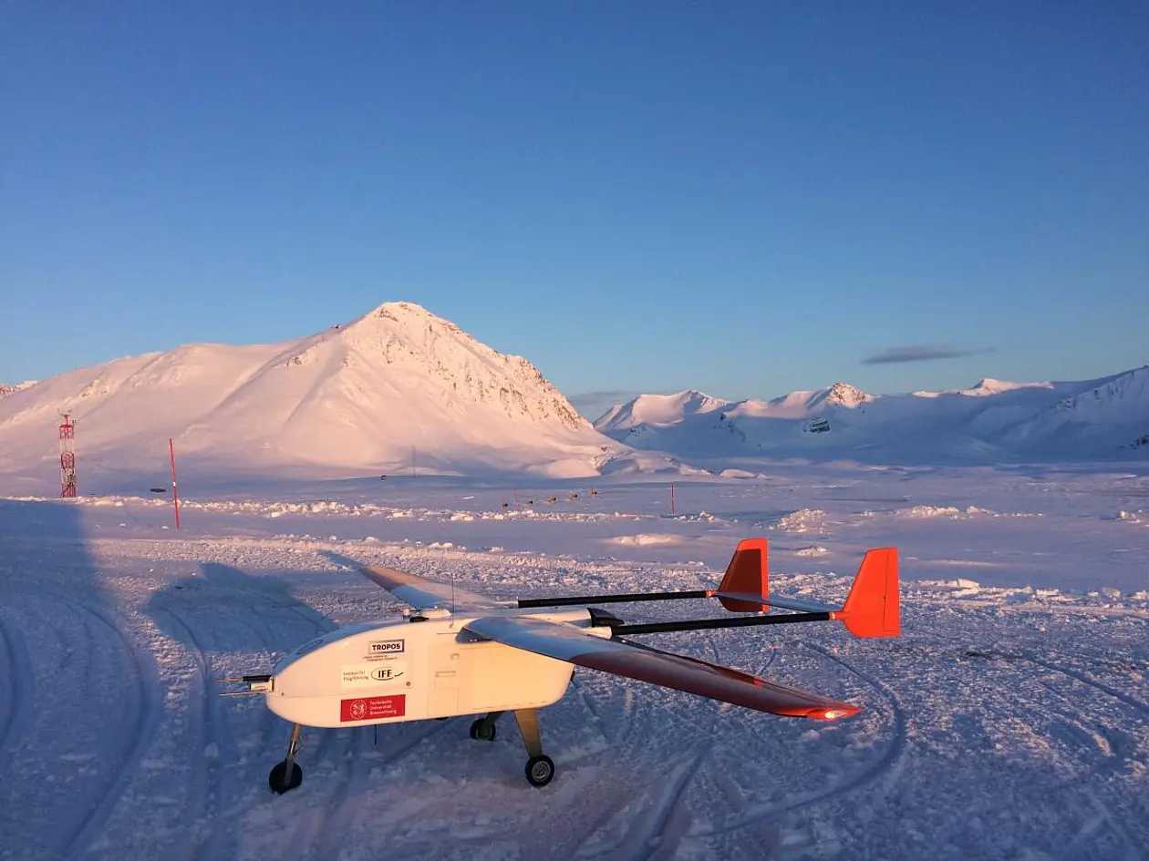 Das unbemannte Flugzeug ALADINA vor dem Zeppelinberg bei Ny-Ålesund. Foto: Konrad Bärfuss, TU Braunschweig