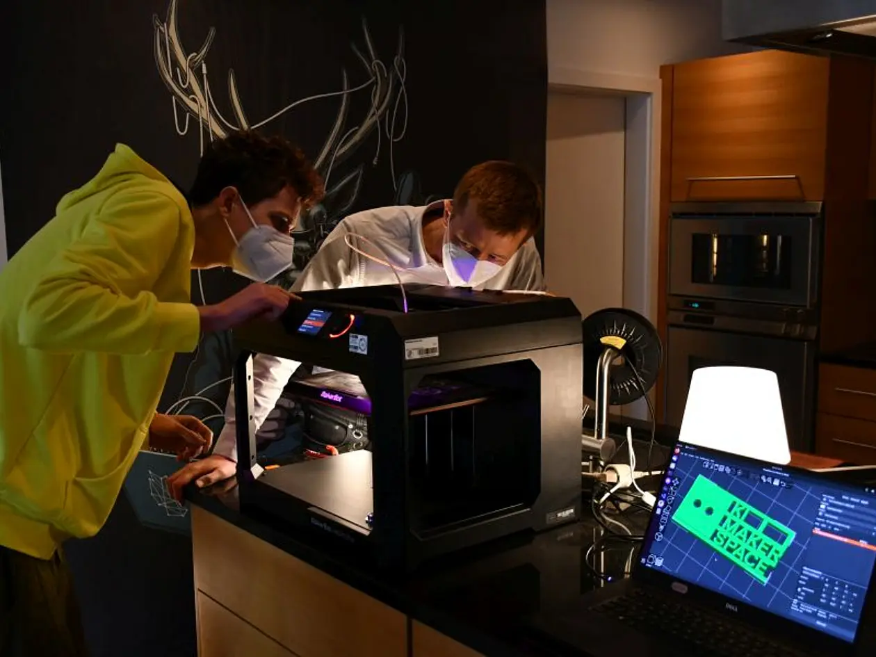 Theo Döllmann und Professor Philipp Hennig arbeiten gemeinsam an einem 3D-Drucker