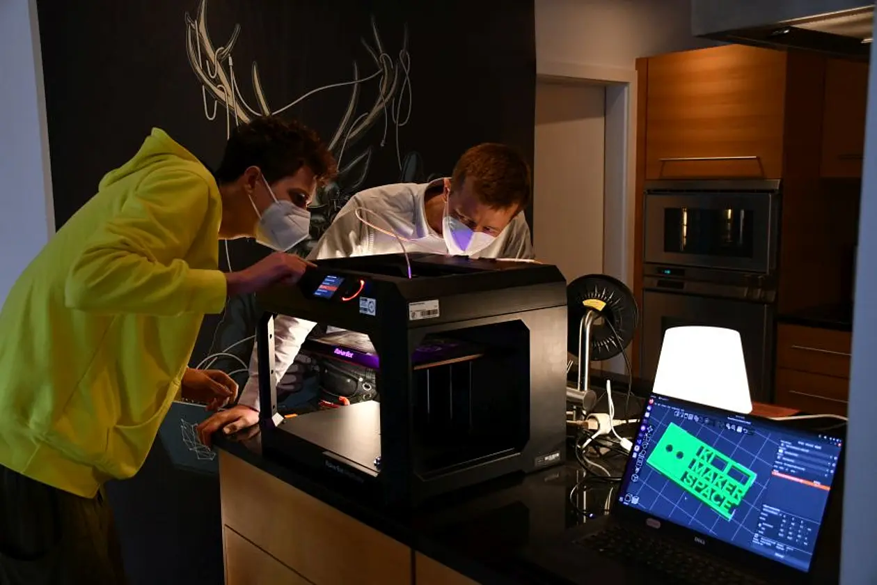 Theo Döllmann und Professor Philipp Hennig arbeiten gemeinsam an einem 3D-Drucker