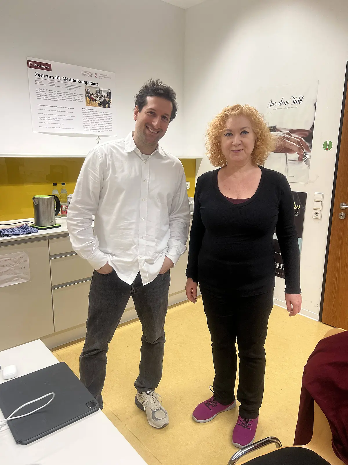 Das Bild zeigt David Hadda neben Prof. Dr. Susanne Marschall.