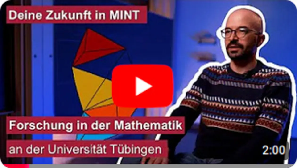 Vorschaubild zum verlinkten Video Zeichung geometrischer Objekte Foto eines Mathematikprofessors Text: Deine Zukunft in MINT Forschung in der Mathematik an der Universität Tübingen