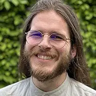 Jan Niklas Böhm lächelt in die Kamera