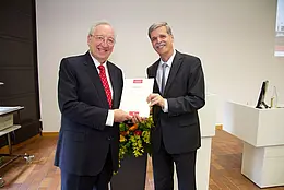 Der neue Seniorprofessor Eberhart Zrenner (links) und Rektor Professor Dr. Bernd Engler. Foto: Friedhelm Albrecht/Universität Tübingen.