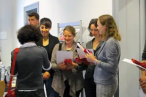 Die Prorektorin  für Studierende, Studium und Lehre Prof. Dr. Stefanie Gropper überreicht den ersten Preis an den Kurs der Dozentin Judith Rauch. Foto: Rebecca Konnertz