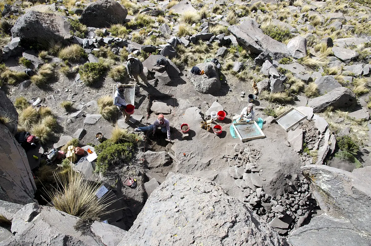 University of Tübingen excavation team in the Cuncaicha rockshelter of Peru. 