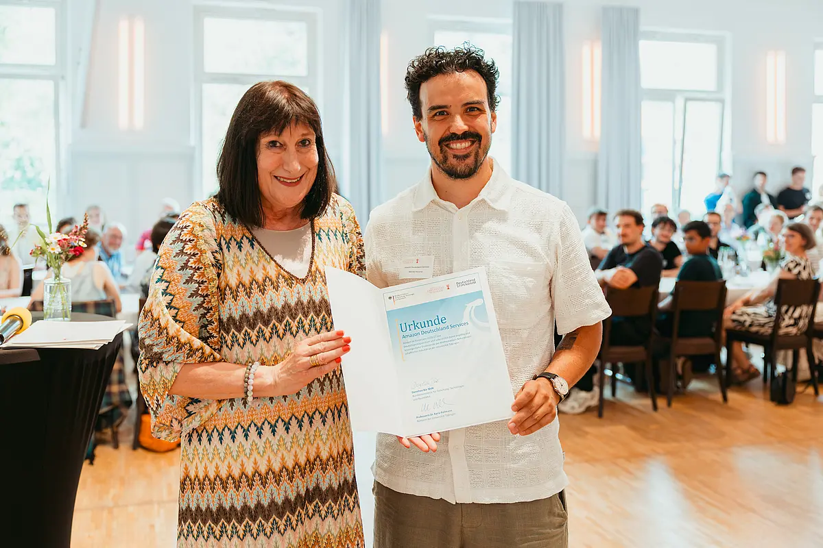 Prof. Dr. Karin Amos, Prorektorin für Lehre und Studium, mit Marcelo Rauscher (Amazon Future Engineer DE).