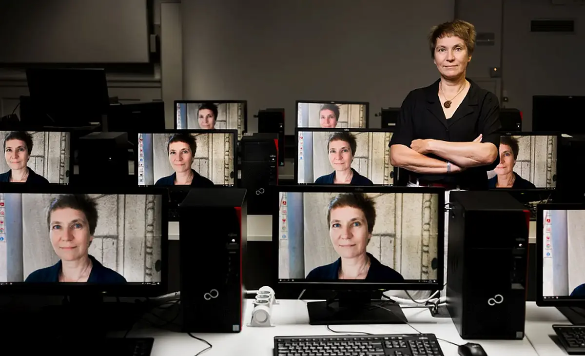 Bild von Dr. Jessica Heesen, gezeigt auch auf mehreren Bildschirmen.