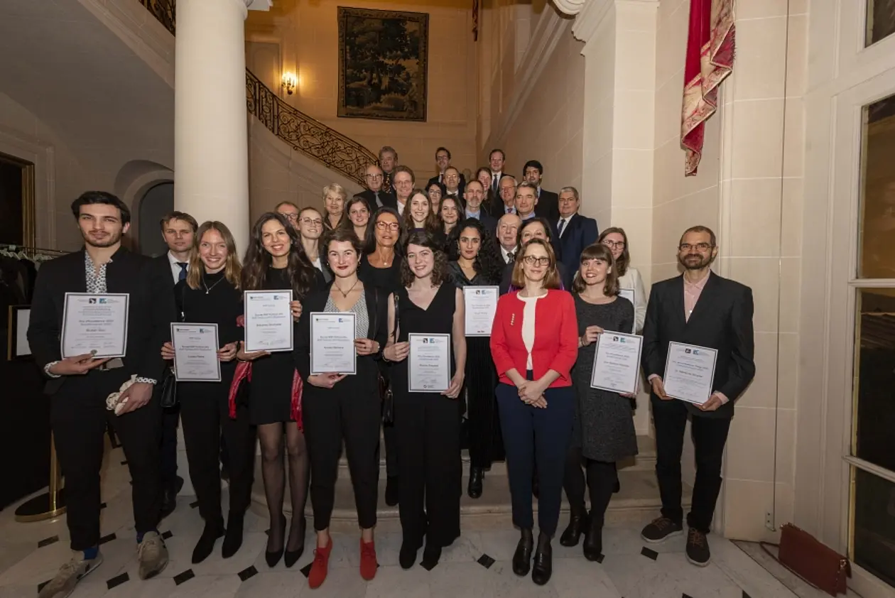 Gruppenbild der Preisträger/innen und Stipendiaten/innen mit ihren Förderern, dem deutschen Botschafter Seine Exzellenz Dr. Nikolaus Meyer-Landrut und seiner Gattin, dem Präsidenten der DFH, Prof. Dr. Olivier Mentz, und dem Vizepräsidenten der DFH, Prof. Dr. Philippe Gréciano.