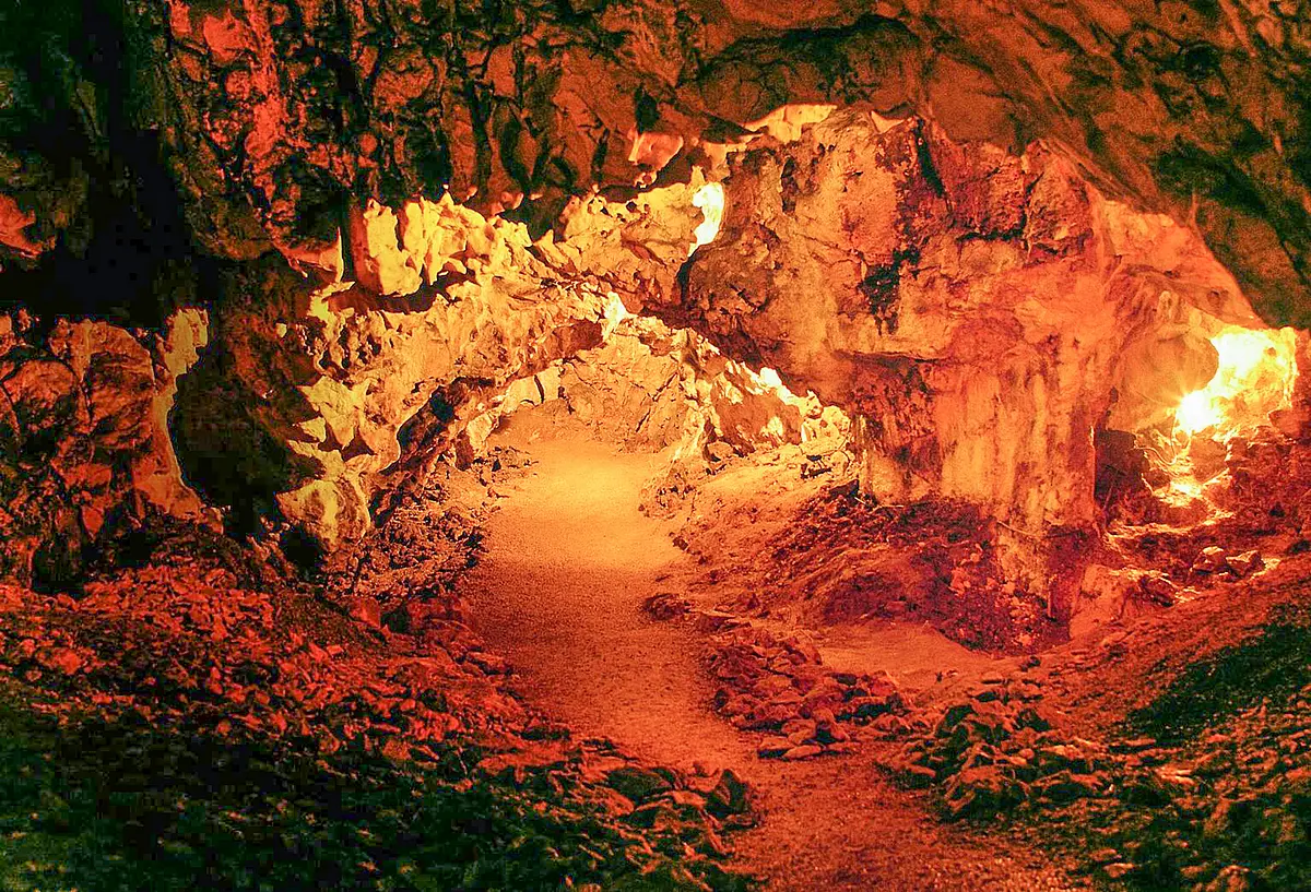 Höhlenhalle im Hohle Fels