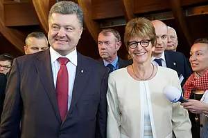 Der ukrainische Präsident Petro Poroschenko (links) zu Gast bei der Parlamentarischen Versammlung des Europarates in Straßburg, rechts Anne Brasseur. Foto: Sandro Weltin. Copyright : © Council of Europe
