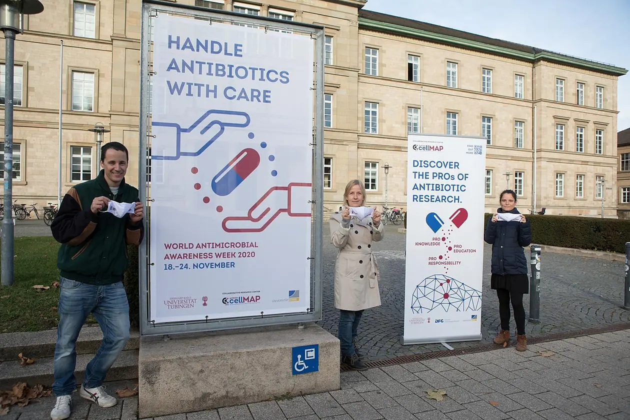Mitglieder des Sonderforschungsbereichs "Antibiotic CellMAP" mit Bannern zur Weltantibiotikawoche
