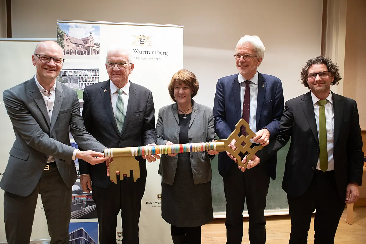 Von links nach rechts: Prorektor Prof. Dr. Samuel Wagner, Ministerpräsident Winfried Kretschmann, Finanzstaatssekretärin Gisela Splett, Andreas Hölting, Direktor des Landesbetriebs Vermögen und Bau Baden-Württemberg, und Marcus Wandel, Amtsleiter von Vermögen und Bau Tübingen.
