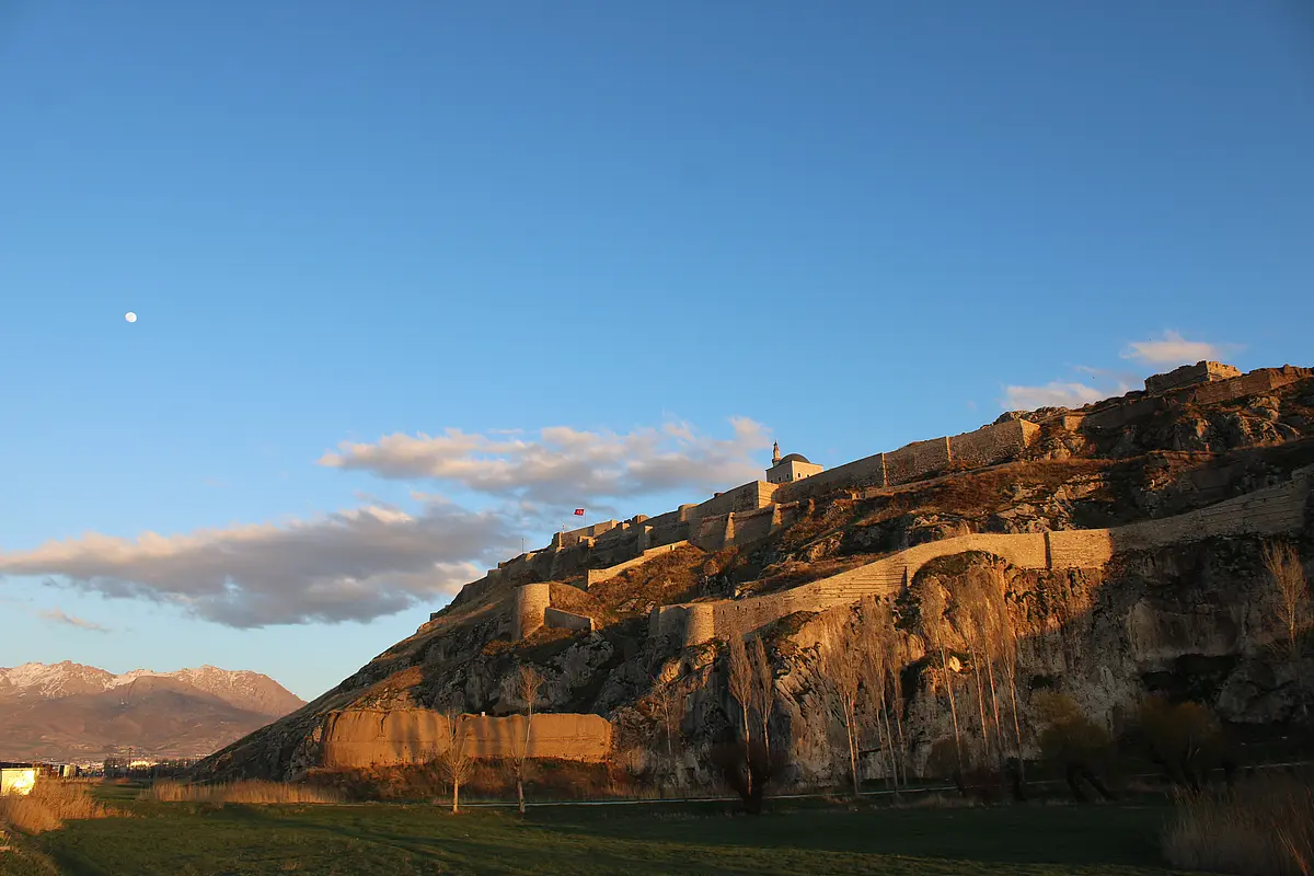 Van kalesi – Die Festung von Van und das antike Tušpa, die ehemalige Hauptstadt des urartäischen Reichs 