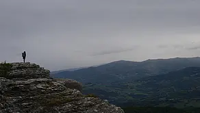 Verena Meyer auf die Rocca von Bismantova 