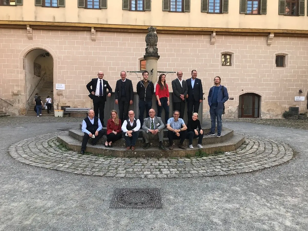 Tagungsmitglieder im Schlosshof