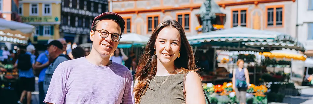 Two students in the market square in Tübingen in the summer