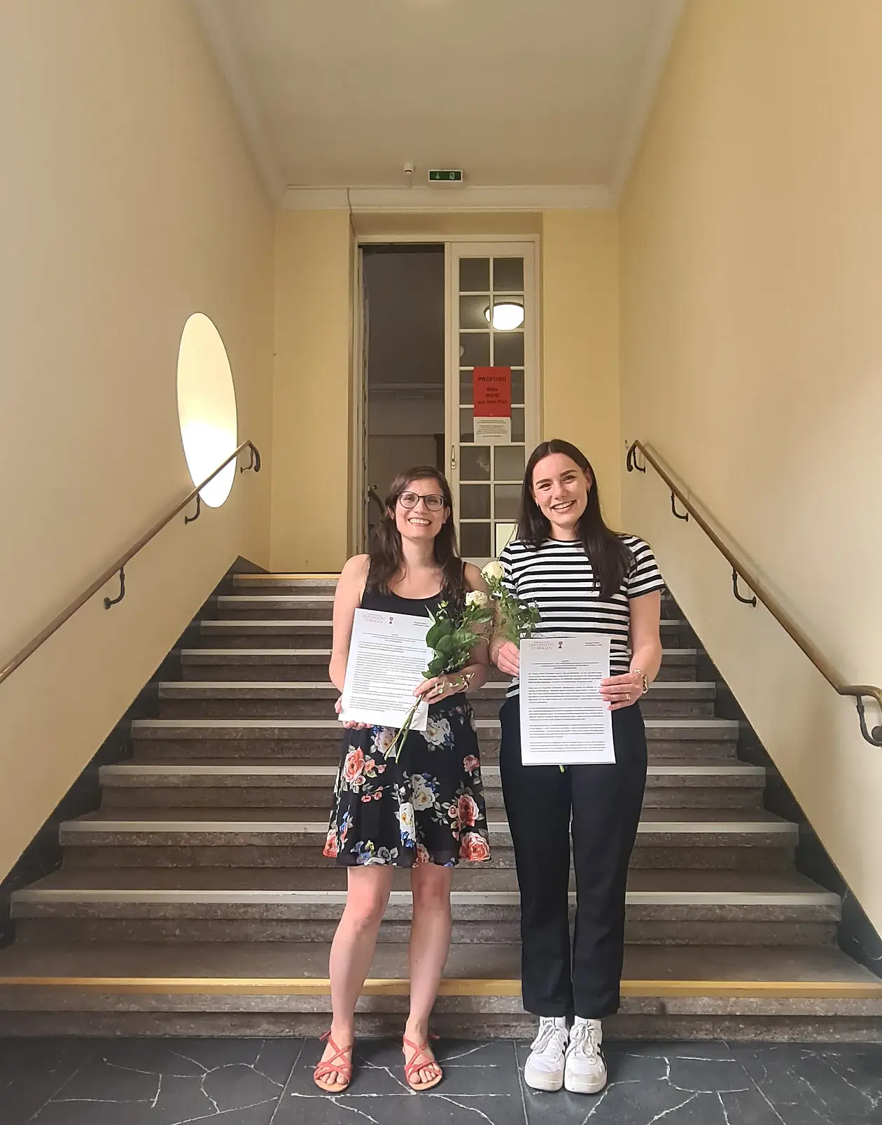 Die beiden Preisträgerinnen mit Blumen