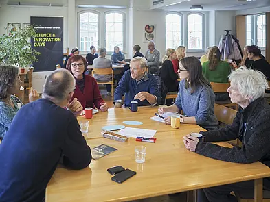 TeilnehmerInnen am Tisch im Gespräch