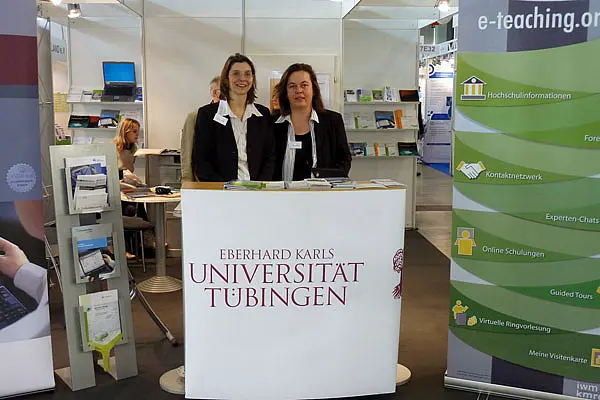 Gabriella Parditka und Andrea Fausel (rechts) vom E-Learning-Portal (elp) der Universität Tübingen zu Gast auf der Didacta in Stuttgart. Foto: Universitätsbibliothek Tübingen